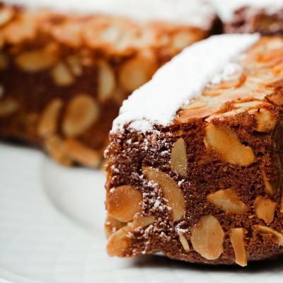 Recette d'un cake original puisqu'il est au chocolat et aux fruits secs. Ce cake chocolat fruits secs est un mariage parfait pour résister aux frimas de l'hiver et à la morosité des trop courtes journ