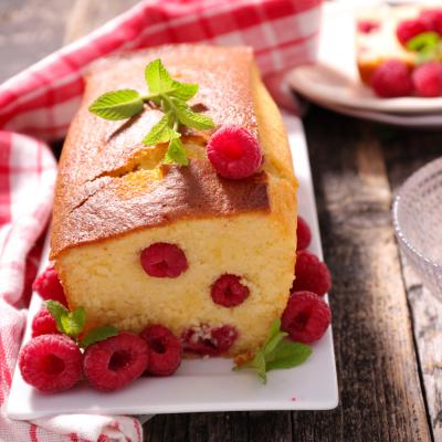 Cake aux framboises : Voici une recette de cake aux fruits que je tiens de ma tante, c'est une recette testée depuis de nombreuses années. Les framboises apportent du moelleux et de la délicatesse au 