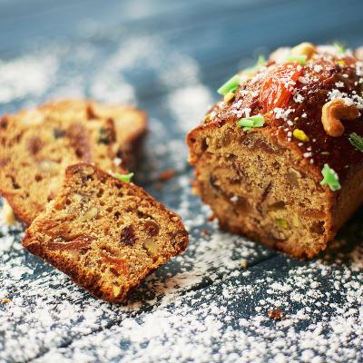 Recette du cake aux raisins secs, aux abricots secs et aux fines lamelles de zeste d'orange. Un cake riche parfait pour les goûters d'hiver. Une recette de cake facile à faire.