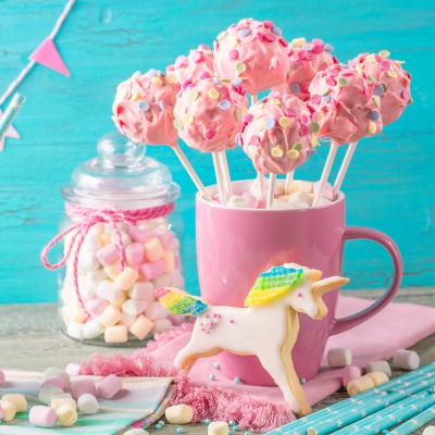 La cake pop framboise chocolat blanc est une adorable recette que vos kids vont adorer. Une recette facilitée grâce à un moule adapté.