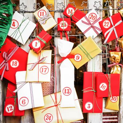 Calendrier de l'Avent avec des cadeaux à réaliser facilement pour aider les enfants à patienter avant l'arrivée du Père Noël.