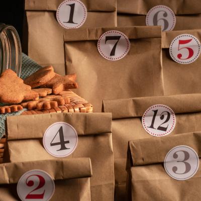 Bricolage pour préparer Noël : Calendrier de l'Avent à réaliser avec un sac en papier et des fridandises emballées. Le calendrier de l'Avent aide les enfants à patienter en attendant No&e