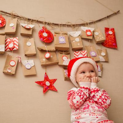 Le calendrier de l'Avent est né en Allemagne. Pour faire patienter les enfants en attendant Noël les Allemands ont inventé un calendrier qui est composé d'un ensemble de 24 fenêtres.