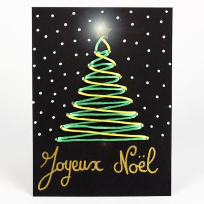 activité de bricolage enfants pour réaliser une carte brodée sapin de Noël