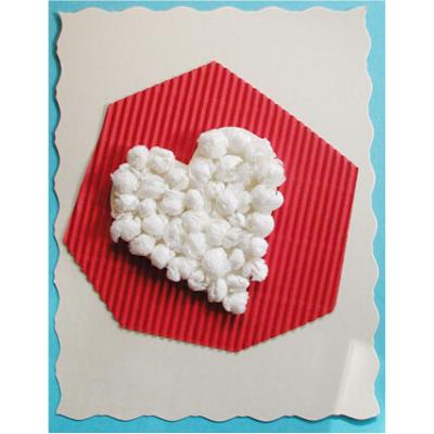 Carte coeur réalisé avec des boullettes de papier roulées sous la main. facile à réaliser par les enfants. Réaliser une carte originale pour témoigner de son amour ou de son amit