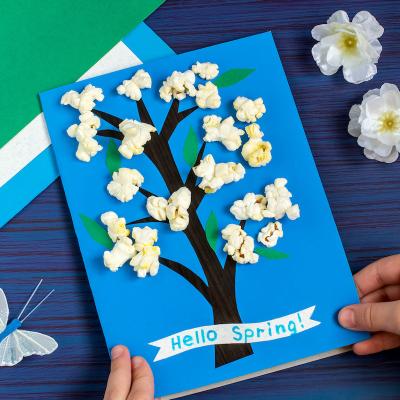 Fabriquer une carte pour le Printemps? C'est une bonne idée pour occuper les enfants avec l'arrivée du beau temps. Découvrez comment créer une carte originale en créant un arbre fleuri avec du pop cor