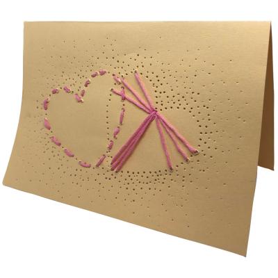 Cette jolie carte de saint valentin piquée avec des coeurs sera parfaite pour etre offerte avec beaucoup d'amour. Il suffira d'ajouter un joli mot à l'intérieur avant de l'offrir à son amoureux ou son