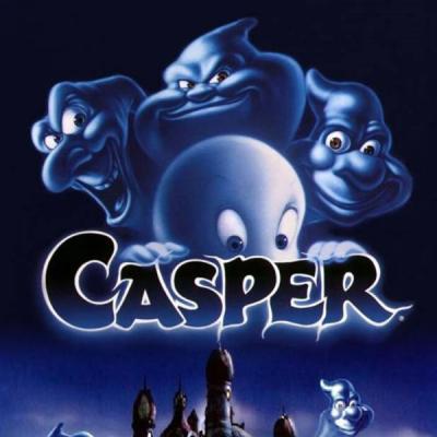Casper est un tout jeune fantôme qui s'ennuie à mourir en compagnie de ses oncles dans le manoir de Whipstaff. Quand une petite fille et son père viennent s'installer dans la maison hantée, il pense p