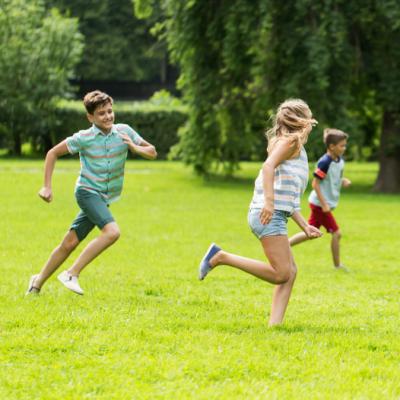 Le jeu du "Chat perché" est très populaire auprès des enfants. Ce jeu est une variante du jeu du Loup, aussi connu sous d'autres nom comme trappe trappe. Un jeu facile à mettre en place et qui ne néce