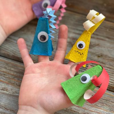 Fabriquer des marionnettes de doigts monstre avec des boites d'oeufs. Découvrez comment faire cette activité rigolote et très simple. Vous pourrez ainsi découvrir comment recycler une boite à oeufs av
