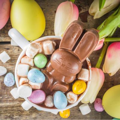 Le chocolat chaud de Pâques est une bonne idée de recette pour recycler tout le chocolat non mangé à Pâques.