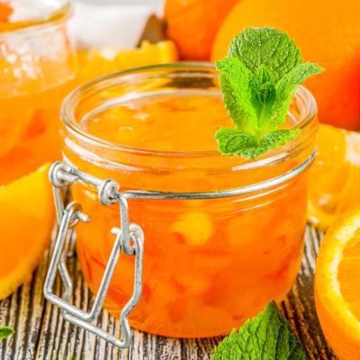 Le chutney est une sorte de marmelade anglaise caractérisée par l'ajout de vinaigre qui lui donne une saveur sucrée salée très caractéristique. Le chutney à l'orange et aux oigno
