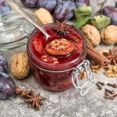 Le chutney est une sorte de marmelade anglaise caractérisée par l'ajout de vinaigre qui lui donne une saveur sucrée salée très caractéristique. Le chutney à l'orange et aux oigno