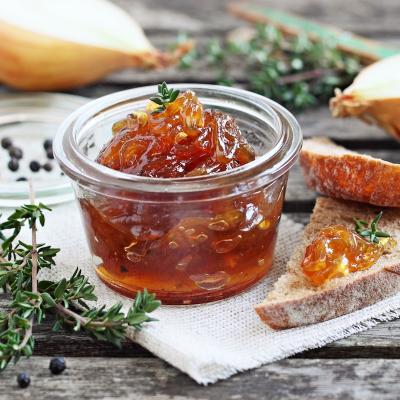 le chutney aux oignons est le plus simple et le plus passe partout des chutney, cette préparation entre la marmelade et la confiture sucrée salée. Vous trouverez de nombreuses raison d'utiliser le chu