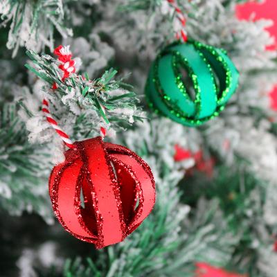 Une décoration de Noël en récup'. Une DIY pas cher facile et joli à faire avec les enfants pour Noël. Utilisez un rouleau de papier toilette, de la peinture et des paillettes afin de réaliser rapideme