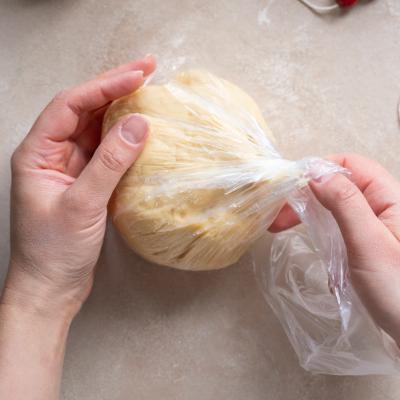 La pâte à sel se conserve ! Ne la jetez surtout pas. En suivant ces quelques conseils et astuces, vous allez pouvoir la conserver au frigo pour quelques jours supplémentaires.
