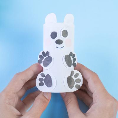 Ce petit ours est à fabriquer en récup' à partir d'un rouleau de papier toilette. Il est très simple à réaliser dès 5 ans et sera parfait si vous êtes en hiver ou si vous voulez faire une activité sur