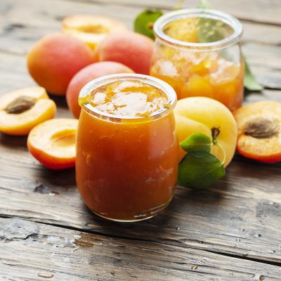 La confiture d'abricot faite maison n'a vraiment rien à voir avec celle qu'on achète dans le commerce, essayez une fois et vous serez convaincu ! Contrairement à l'idée reçue, préparer une