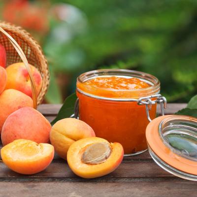 La confiture d'abricot faite maison n'a vraiment rien à voir avec celle qu'on achète dans le commerce, essayez une fois et vous serez convaincu ! Contrairement à l'idée reçue, préparer une