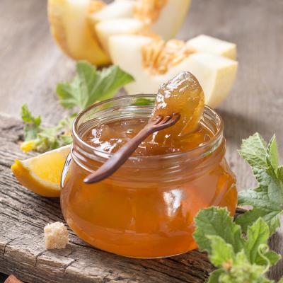 Voici une recette traditionnelle de la confiture de melon. Pour une recette réussie, choisissez des melons bien mûrs et très parfumés. A poids égal, le melon le plus lourd sera le plus sucré