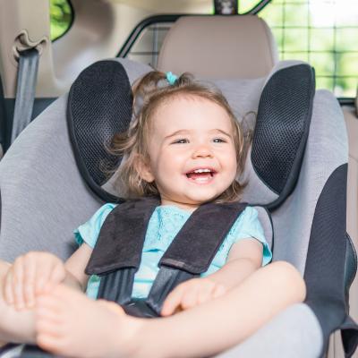 Pensez au confort physique des enfants. Certes les enfants ressentent moins l’inconfort que les adultes, mais lorsque le voyage est long une mauvaise installation fini par avoir des répercussions sur 