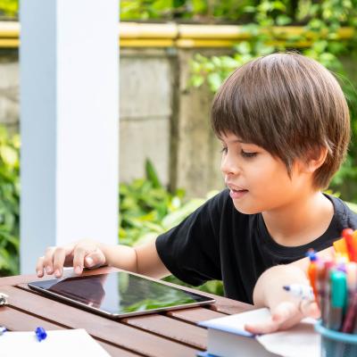 Depuis le 16 mars, les français sont confinés et les parents doivent gérer l'école à la maison. Voici nos astuces et idées pour assurer la continuité pédagogique des enfants.