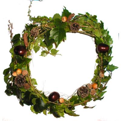 Activité de bricolage d'automne : réalisation maison d'une couronne de bienvenue aux feuillages d'automne. La couronne est à placer sur la porte d'entrée ou à offrir en cadeau.
