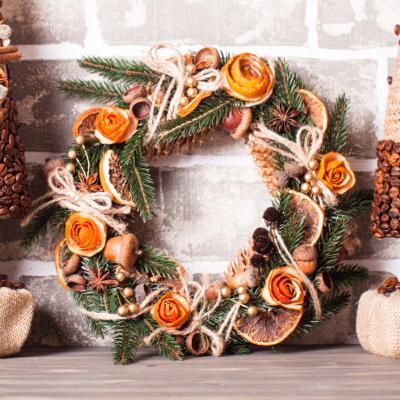 Une couronne de Noël avec des oranges séchées