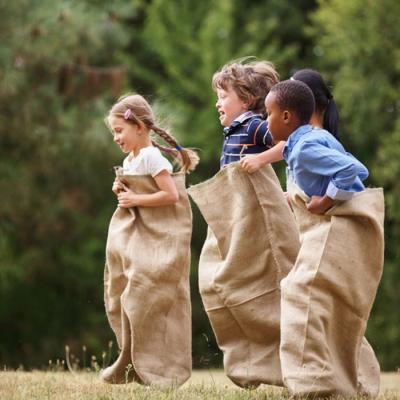 Organiser une course en sac pour les enfants