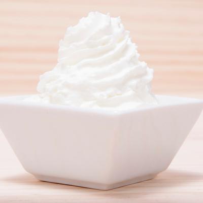 Cette recette inratable de creme chantilly sera parfaite pour tous vos desserts. Dans un milkshake, sur un gateau, avec des fruits. C'est une recette simple et inratable faite avec un robot qui regale