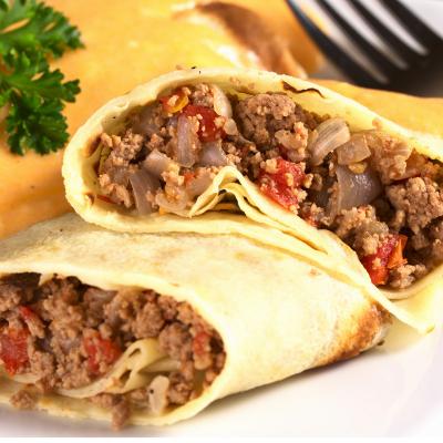 Recette de crêpes salées à la sauce bolognaise et au fromage. Une idée pour changer des crêpes classiques. Cette recette est généralement plébiscitée par les