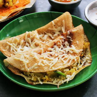 Recette de crêpes salées au fromage blanc et aux herbes. Une recette pour découvrir de nouveaux goûts avec les enfants. Les fromages blancs fouetté est excellent !
