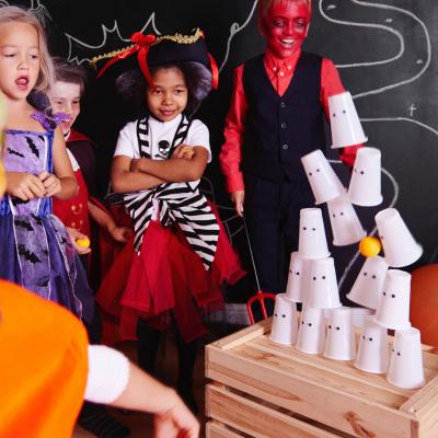 Le chamboule Halloween est aussi appelé le jeu de massacre ! Nous vous proposons une versions très facile à faire et à mettre en place. De quoi amuser et occuper vos petits monstres pendant votre goût