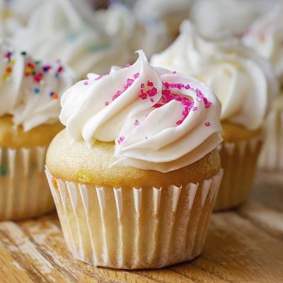 Voici une recette de cupcake délicatement parfumés au zest et au jus de citron. La crème elle-même est parfumée au zest de citron. Dans ce gâteau, le zest de citron se marie parfaitement avec la fraîc