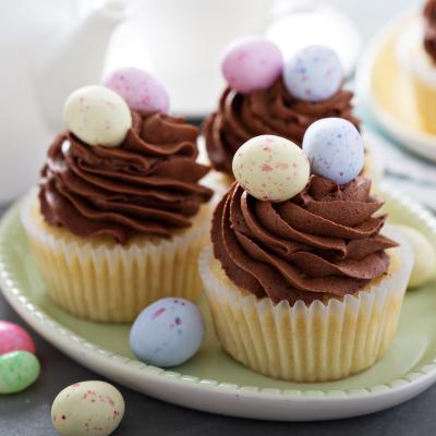 Une recette de cupcake classique sans chocolat à préparer avec ou sans garniture à la crème. Ce cupcake est aussi bon avec que sans garniture, que vous n'aimiez pas les garnitures ou que vous n'ayez p