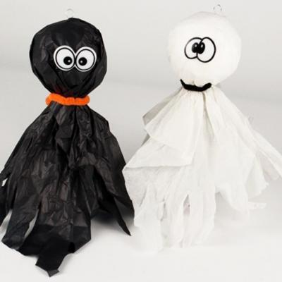 Créez vos décorations d'Halloween pour transformer votre maison en manoir hanté pour halloween. Cette decoration a suspendre pour halloween a la forme d'un fantome et sera parfaite pour accueillir les