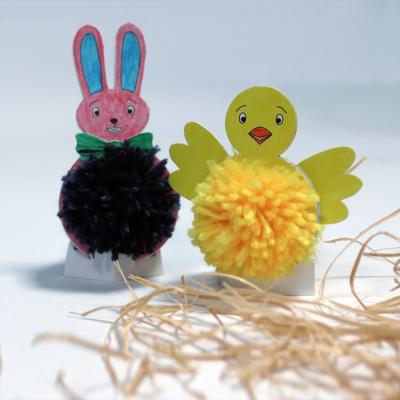 activité de bricolage enfants pour réaliser une déco poussin et lapin pompons