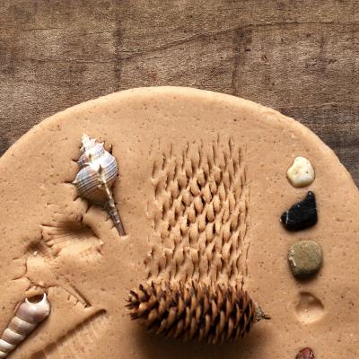 Il est facile de décorer la pâte à sel ! Il existe plein d'idées et d'astuces pour faire de jolies décorations sur vos objets en pâte à sel.