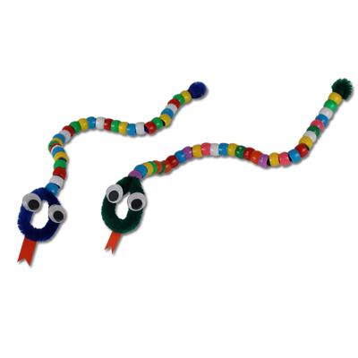Activité de bricolage pour réaliser des serpents en perles