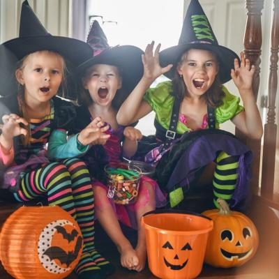 Vous cherchez un déguisement sorcière pour vos enfants ? Voici sans plus attendre notre sélection et nos déguisements avec des robes de sorcières classiques, des robes pop multicolores et des accessoi