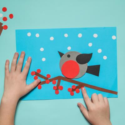 Cette activité de collage permettra aux enfants de créer facilement un rouge gorge sur sa branche alors qu'ill neige. Il vous suffira d'imprimer le modèle de forme afin de les reporter sur des feuille