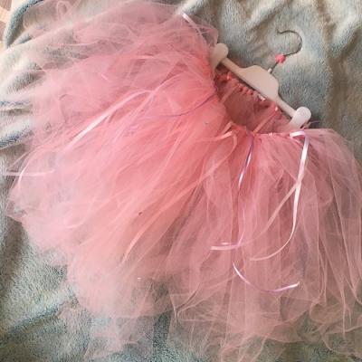 Une activité manuelle pour les enfants pour apprendre à réaliser un tutu. Un bricolage facile, à la portée de tous les enfants. Économique, le tutu est fait entièrement avec de la tulle. Cette activit