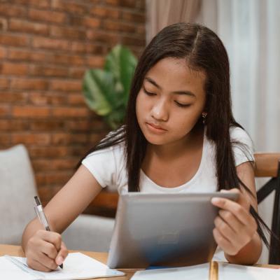 junior - mot du glossaire Tête à modeler. Définition et activités associées au mot junior.
