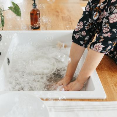 Le petit geste simple pour économiser l'eau avec le lave-vaisselle et le lave-linge c'est d'utiliser la fonction prélavage avec modération. Des astuces pour ne plus utiiser le prélavage en machine.