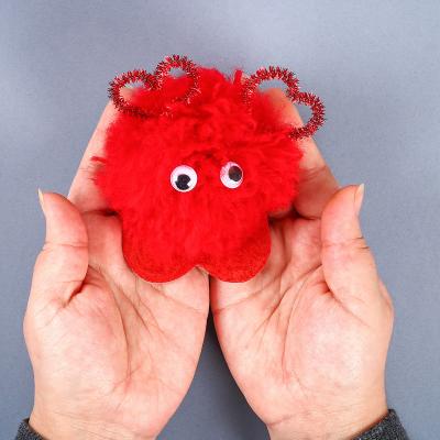 Voici un rigolo monstre pompon que vous allez pouvoir fabriquer très facilement. Une activité que vous allez pouvoir faire à Halloween, à la Saint Valentin ou même pour offrir un cadeau toute l'année 