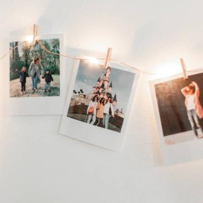 Retrouvez notre tuto pour apprendre à fabriquer facilement une guirlande de photos