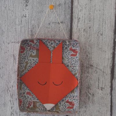 Un tableau récup décoré d'un renard en origami