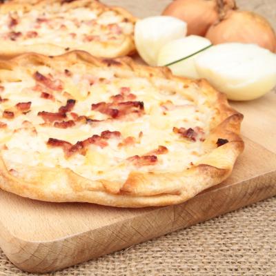 Pour certains, la flammekueche est à la crème fraîche et rien qu'à la crème fraîche. Pour ces adepte, voici une recette de flammekueche traditionnelle à base de crème fraîche, de lardons et d'oignons.