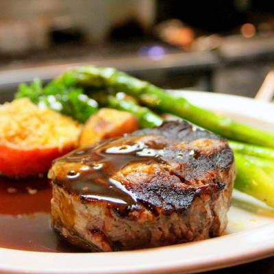 Cuisson toute simple du rôti de boeuf. Le rôti est simplement cuit et servi dans son jus de cuisson.  Recette illustrée