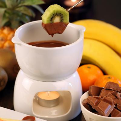 Voici comment préparer une bonne fondue au chocolat aimée par tous les gourmands. Cette fondue peut se faire avec des fruits de saison ou alors, pour les plus gourmands, avec des guimauves. Cette rece